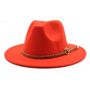 Dettaglio cappello in feltro rosso con fascia intrecciata e anello in metallo