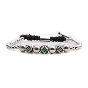 Dettaglio del bracciale con perline d'argento, zirconi verdi e cordino regolabile