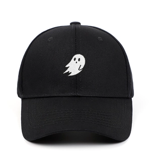 Cappellino da baseball nero in cotone con ricamo a fantasma bianco e visiera curva