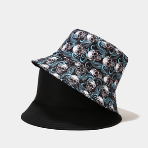 Bob réversible avec côté noir uni et imprimé crâne et poulpe pour un style streetwear