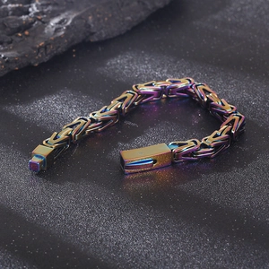 Gros plan détaillé du bracelet byzantin iridescent avec un design de maillons en V