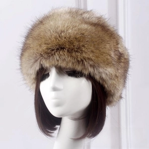 Détail du bonnet en fausse fourrure beige clair avec texture pelucheuse mi-longue