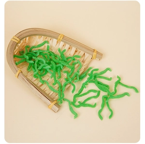 Detalle macro de rodajas de pimiento verde artificiales en una cesta de bambú