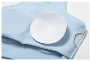 Détail du haut de yoga bleu clair avec coussinets amovibles et texture tricotée