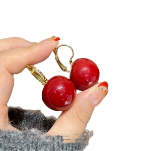 Boucles d'oreilles rondes en résine rouge et crochets dorés au style vintage élégant