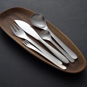 5-piece matte 304 stainless steel cutlery set with dinner knife, fork, and spoon on wood tray
