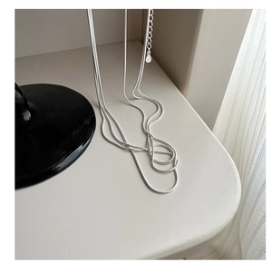 Dettaglio macro della catena a serpente in argento sterling S925 con marchio inciso