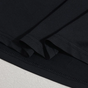 Dettaglio della trama in maglia nera e cuciture precise sull'orlo del set due pezzi trendy