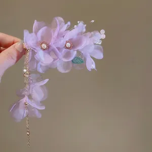 Pince à cheveux fleur en tissu violet avec pompon de perles et franges dorées