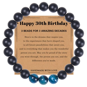 Détail du bracelet perles 30 ans avec pierres œil de tigre et carte de vœux
