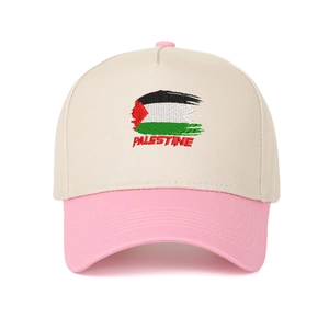 Dettaglio cappello trucker a 5 pannelli con ricamo Palestina e visiera rosa