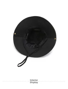 Dettagli interni del cappello da sole nero con fodera in rete e cinturino sottogola regolabile