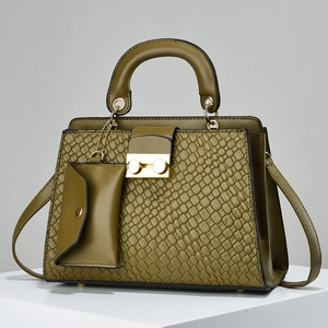 Borsa a mano verde oliva con trama intrecciata, dettagli dorati e mini pochette coordinata