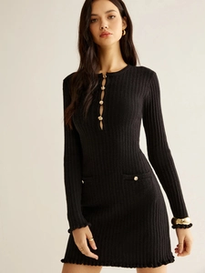 Robe courte moulante en maille côtelée noire à manches longues et boutons dorés