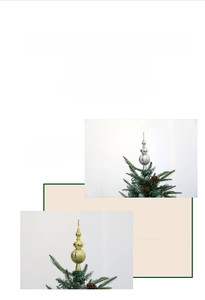 Dettaglio dei puntali per albero placcati oro e argento su rami di pino festivi