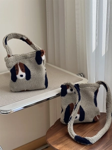 Gros plan de sacs à main en polaire pelucheuse avec un motif de chien mignon et une texture