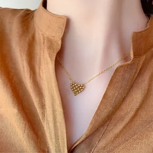 Collier cœur minimaliste en perles dorées sur une chaîne fine élégante pour femmes