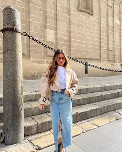Dettaglio della giacca corta kaki e gonna lunga in denim a vita alta con spacco