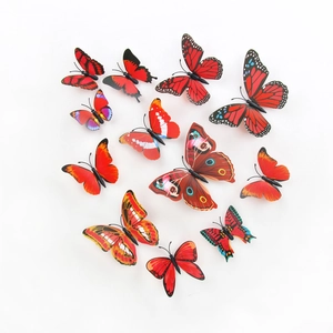 Set di 12 farfalle 3D rosse adesive da parete in PVC con vari motivi su sfondo bianco