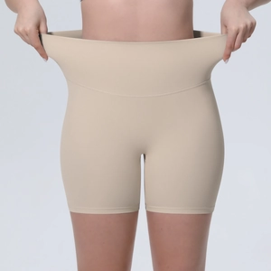 Short de yoga taille haute couleur chair montrant une grande élasticité et gainant