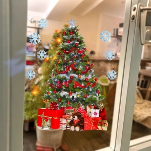 Dettaglio di adesivi albero di Natale con orsetto e fiocchi per decorazione di finestre