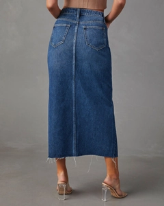 Dettaglio gonna midi in denim blu scuro con bordo a taglio vivo e tasca posteriore