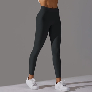 Détail du legging de yoga noir à taille haute avec design sans couture et fini mat