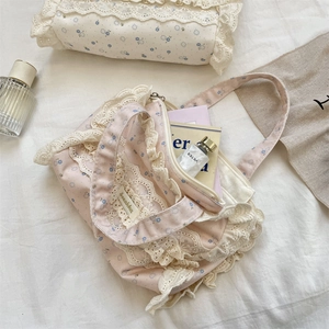 Vue détaillée du sac cabas floral en toile avec froufrous en dentelle et pochette