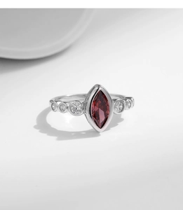 Details eines Silberrings mit marquise-geschliffenem rotem Edelstein und Diamanten
