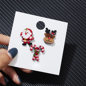 Detailaufnahme der Weihnachtsohrringe mit Weihnachtsmann, Rentier und Zuckerstangen