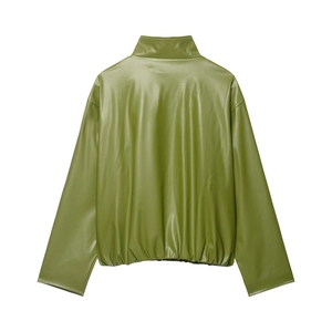 Rückansicht der grünen Kunstlederjacke mit Fokus auf Nähten und Materialstruktur