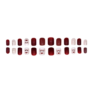 Set di unghie finte natalizie con Babbo Natale e alberi rosa su sfondo rosso vino