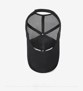 Vue intérieure de la casquette de baseball noire en mesh respirant avec bandeau confort
