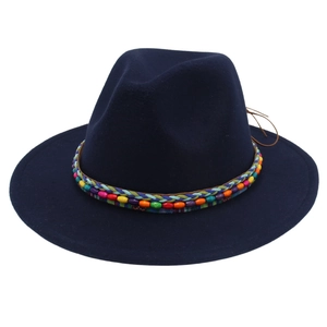 Détail d'un chapeau fedora bleu marine avec ruban décoratif bohème perlé à la main