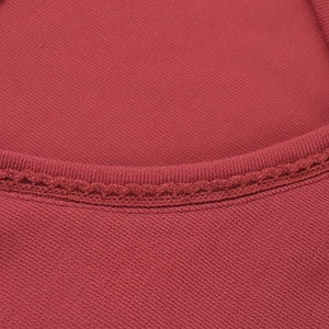 Détail macro du haut en tricot rouge foncé montrant le col côtelé et la texture