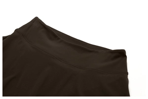 Detail eines elastischen breiten Bunds mit nahtloser Doppelnaht an braunen Yogahosen