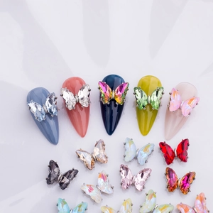 Detalle macro de dijes de mariposa de cristal 3D para uñas en varios colores moca