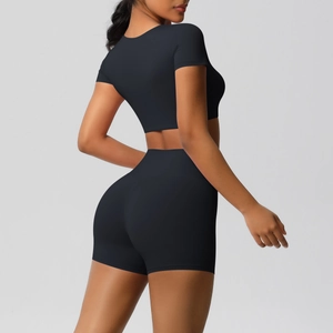 Detailansicht des schwarzen Kompressions-Yoga-Sets mit High-Waist-Shorts und Kurzarm-Top