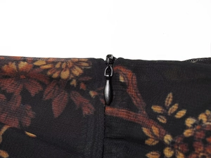 Details des unsichtbaren Reißverschlusses am schwarzen ärmellosen Kleid mit Blumenmuster