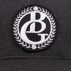 Casquette trucker noire rétro avec écusson brodé BG blanc et détail en maille