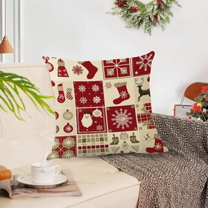 Weihnachtskissenbezug mit Weihnachtsmann-Motiv auf Sofa mit festlichem Dekor