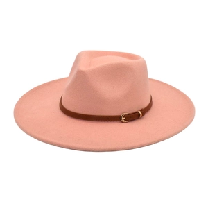 Dettaglio cappello fedora rosa a tesa larga con cintura in pelle marrone e fibbia oro