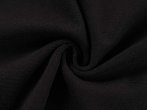 Gros plan du tissu en maille noire montrant la texture douce et le drapé soyeux