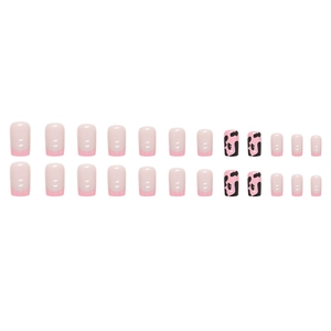 Faux ongles press-on roses style French avec motif vache et forme carrée moyenne