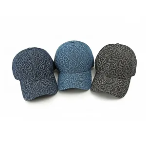 Trois casquettes en denim à motifs de cœurs en bleu clair, bleu foncé et gris