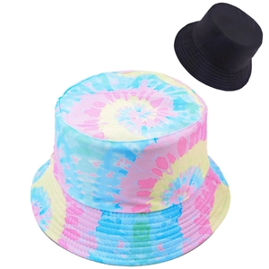 Vue détaillée du chapeau bob réversible en coton à motif tie-dye coloré et noir uni