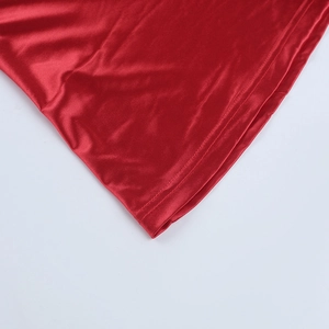 Gros plan détaillé de l'ourlet de robe en satin rouge montrant la couture à double fil