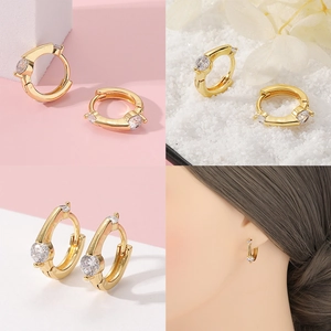 Detalle de pendientes bañados en oro de 18K con circonita y efecto de uso en modelo