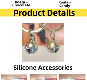 Détail d'une cloche en métal doré et d'un charm koala en silicone pour porte-clés mignon