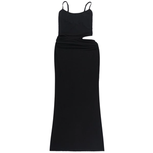 Vue détaillée de la découpe à la taille d'une robe longue noire ajustée pour femme